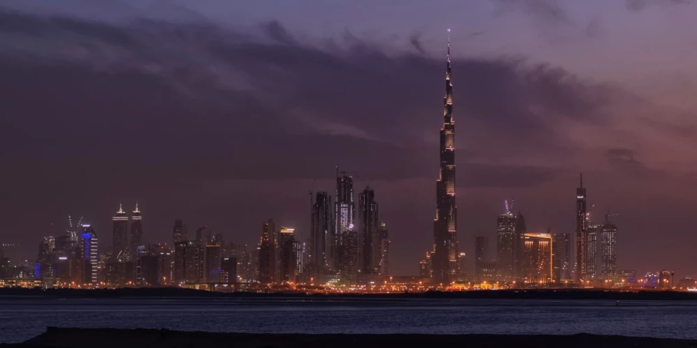 Krievija savus sankciju apiešanas aktīvus sākusi pārorientēt no Apvienotajiem Arābu Emirātiem uz Dienvidaustrumāziju.