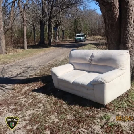 Baltā atpūtas dīvāna dislokācijas vieta Karotas mežiņa kāpu zonā nebija ilga.