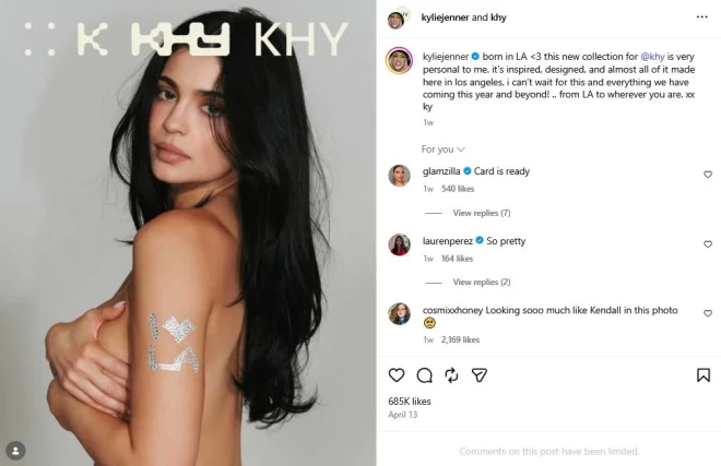 Tā Kailija Dženere reklamē jauno "Khy" kolekciju.