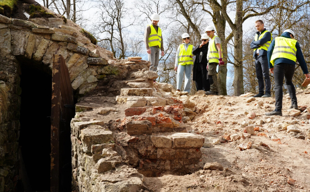 FOTO: Kuldīgā pils būvdarbu laikā atklātas unikālas vēstures liecības