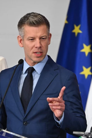 Ungārijas premjerministrs Pēters Maģars solījis pārtraukt finansēt savas valsts domnīcu grupu, kas visā pasaulē nodrošināja galveno platformu labējā flanga politiķiem.