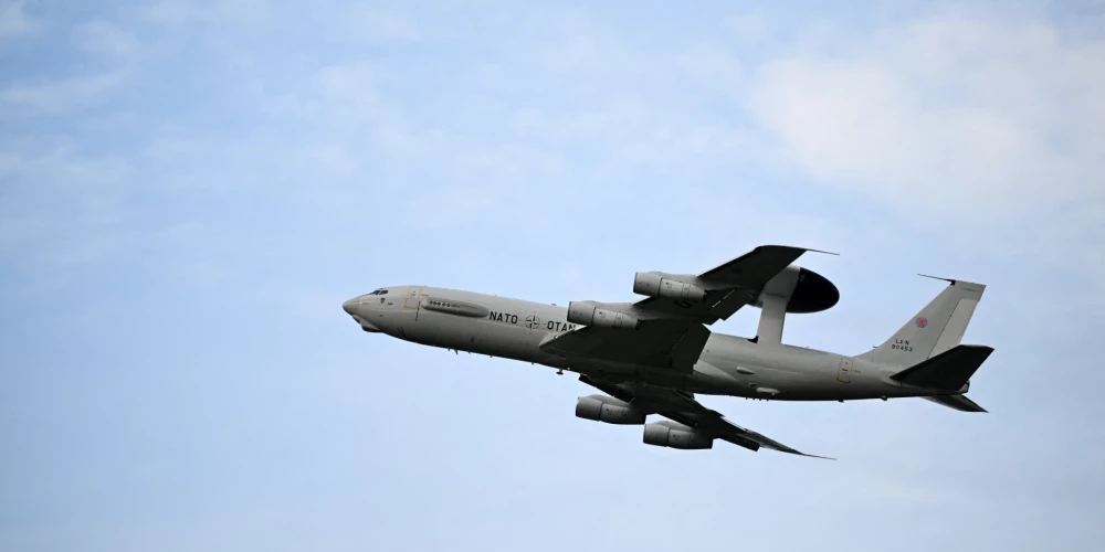 Līdz šim par pamatu NATO AWACS sistēmai kalpojušas modificētas lidmašīnas "Boeing 707", no kurām dažas ir gandrīz 40 gadus vecas. Pašlaik šīs lidmašīnas galvenokārt tiek izmantotas Austrumeiropas gaisa telpas uzraudzībai.