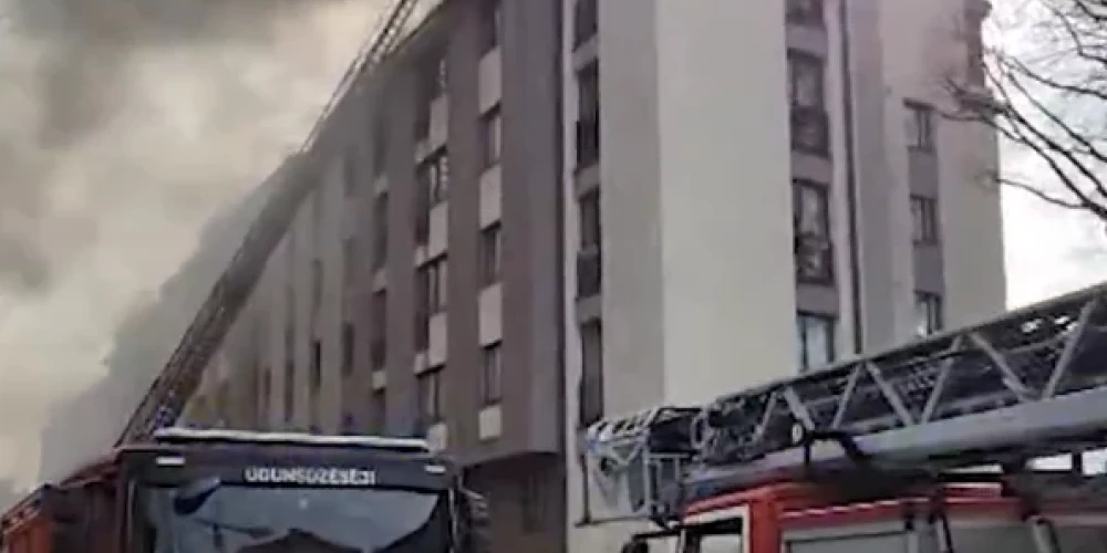 Ugunsgrēks Hospitāļu ielā (ekrānuzņēmums no video)