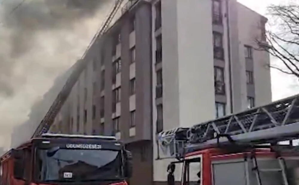 Ugunsgrēks Hospitāļu ielas piecstāvu dzīvojamā mājā: dzēšanā iesaistīti plaši spēki