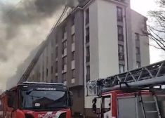 Ugunsgrēks Hospitāļu ielas piecstāvu dzīvojamā mājā: dzēšanā iesaistīti plaši spēki