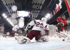 Latvijas U-18 hokejisti pasaules čempionātu sāk ar mācību no saniknotās čempiones Kanādas