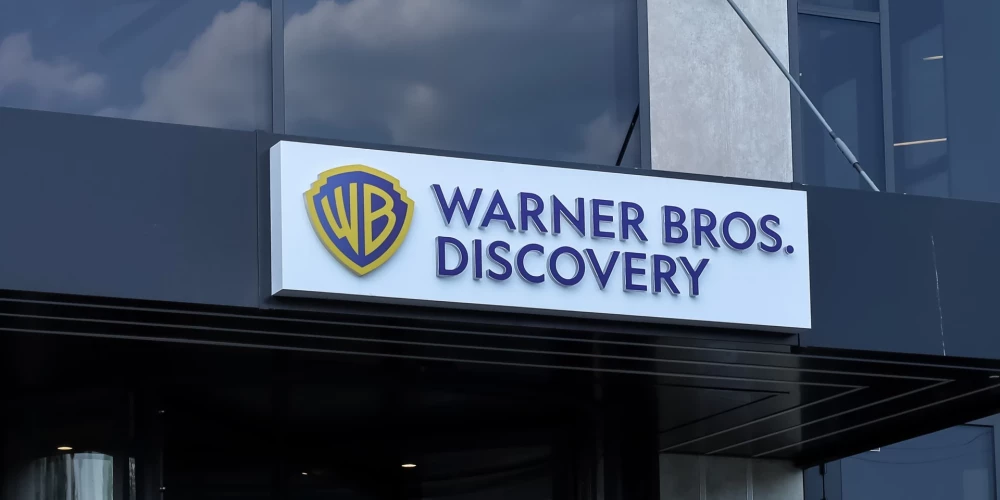 Vienošanās paredz, ka "Paramount Skydance" maksās 31 dolāru par katru "Warner Bros. Discovery" akciju, tādējādi šī darījuma vērtība sasniegs 81 miljardu dolāru. Ieskaitot parādsaistības, darījuma summa veido 110 miljardus dolāru. (foto: Shutterstock)