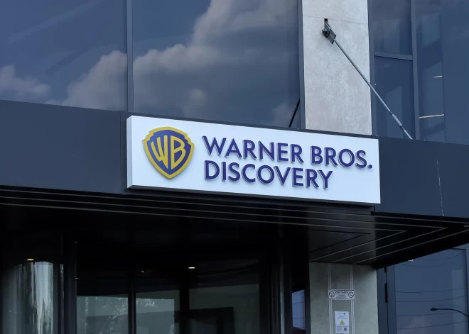 "Warner Bros. Discovery" akcionāri atbalsta uzņēmuma pārdošanu Trampa sabiedrotajam Elisonam piederošajam "Paramount Skydance"