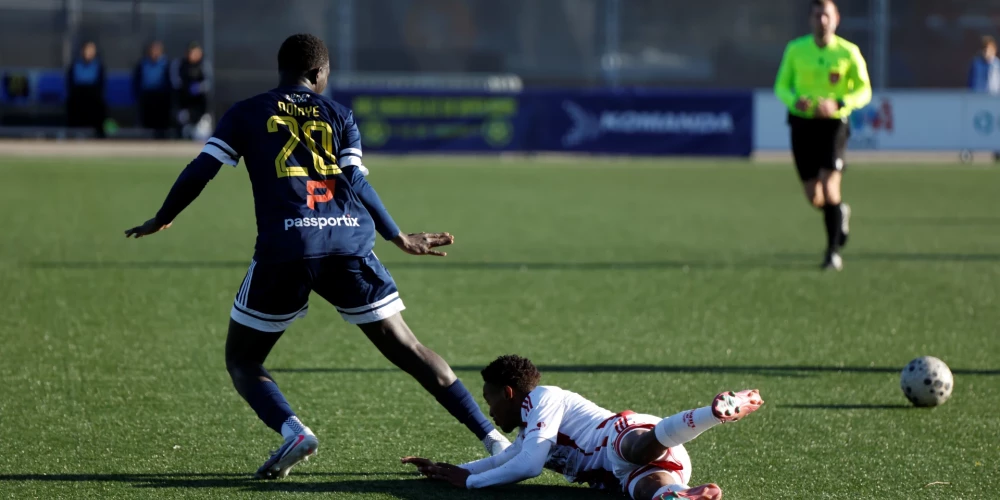 "Liepāja" mērojas spēkiem ar "Super Novu" (foto: Rūta Grīnberga)