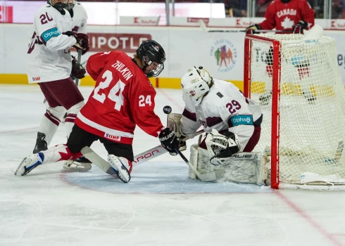 Latvijas U-18 izlase mērojas spēkiem ar čempioni Kanādu (foto: LHF)