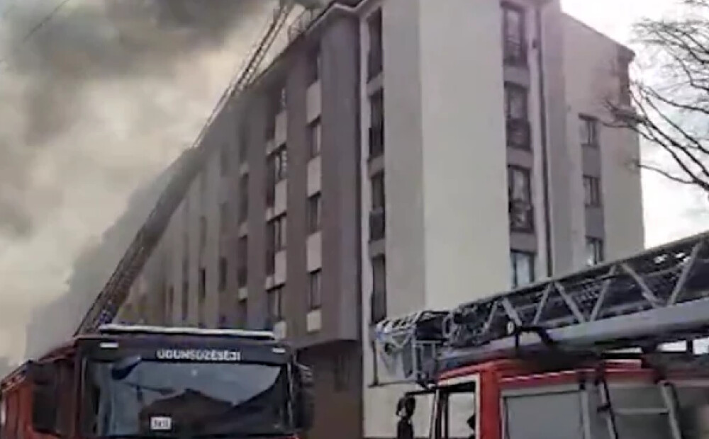 Likvidēts ugunsgrēks, kas plosījās piecstāvu dzīvojamajā mājā Hospitāļu ielā Rīgā