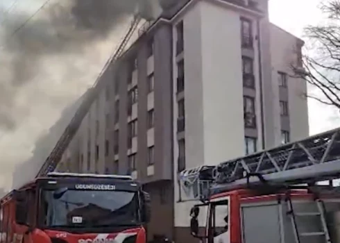 Ugunsgrēks Hospitāļu ielā (ekrānuzņēmums no video)