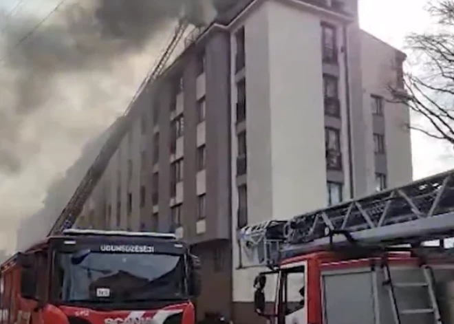 Likvidēts ugunsgrēks, kas plosījās piecstāvu dzīvojamajā mājā Hospitāļu ielā Rīgā