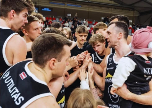 Pēc pirmā puslaika valmieriešiem bija -15, bet viņi saņēmās un saplosīja "Rīgas zeļļus" (foto: "Valmiera Glass VIA Basketbols" / Facebook)