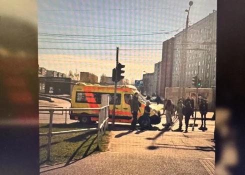 Жители рижского района бьют тревогу после тяжелого наезда на юношу на знакомом всем переходе.