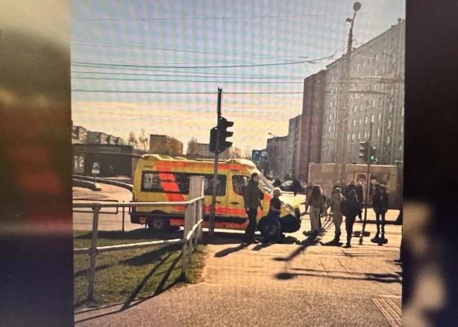 Тяжелое ДТП в Зиепниеккалнсе: сбитый на переходе 18-летний парень получил переломы обеих ног