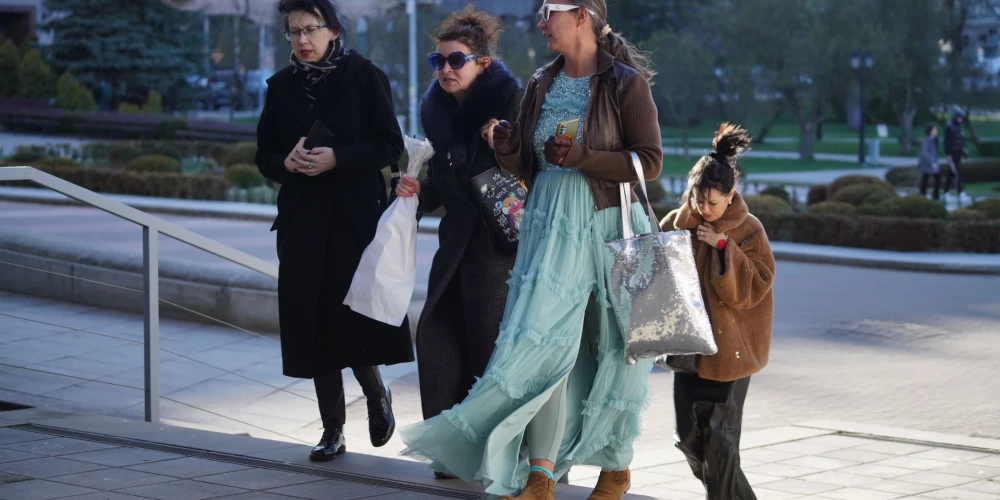 Mākslas cienītāji dodas uz baleta koncertizrādes "Spītnieces savaldīšana" pirmizrādi