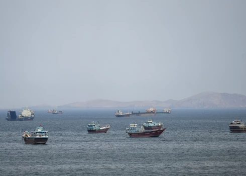 Kuģi Hormuza šaurumā (foto: Scanpix / Reuters)