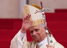 Romas pāvests Leons XIV aicina izturēties pret migrantiem "ne sliktāk kā pret mājdzīvniekiem"