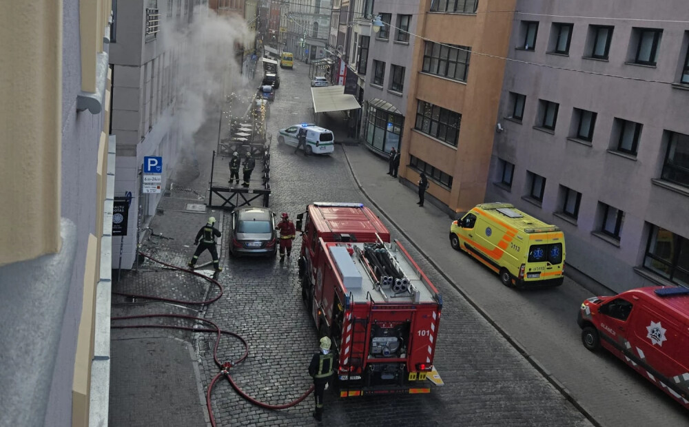 Vecrīgā izcēlies ugunsgrēks ēkā, kurā  atrodas naktsklubs 