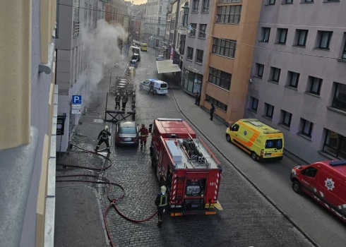 Vecrīgā ēkā, kurā atrodas naktsklubs "Sinner", izcēlies ugunsgrēks. Aculiecinieka foto