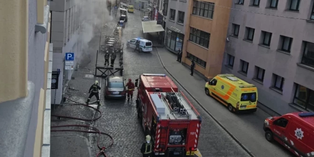 На улице Грециниеку загорелись помещения в шестиэтажном доме.