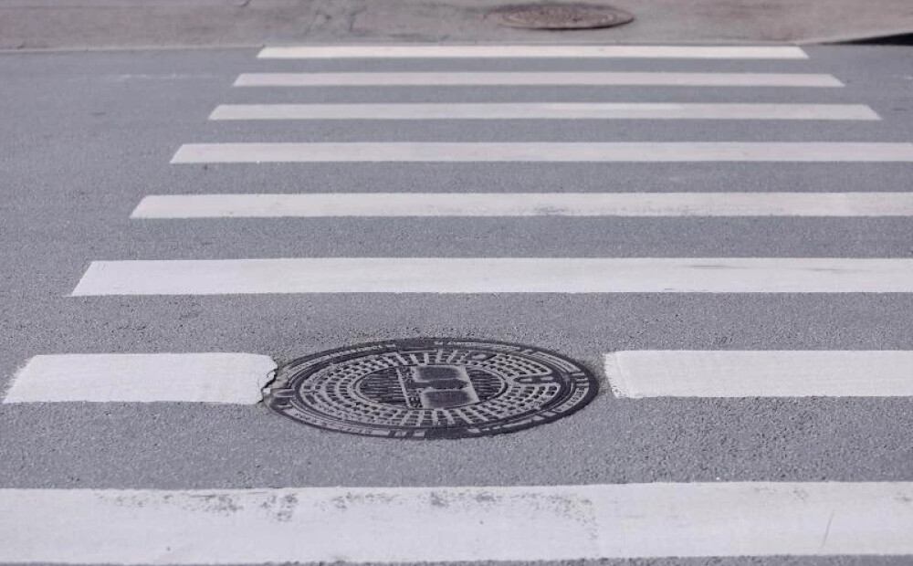 Ziepniekkalnā uz gājēju pārejas notriekts jaunietis – puisis izdzīvoja, bet viņam lauztas abas kājas. VIDEO