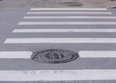 Ziepniekkalnā uz gājēju pārejas notriekts jaunietis – puisis izdzīvoja, bet viņam lauztas abas kājas. VIDEO