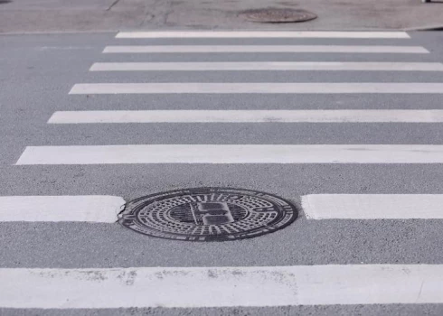  Jaunietis, iespējams, skrējis pāri gājēju pārejai pie sarkanā luksofora signāla. Foto LETA