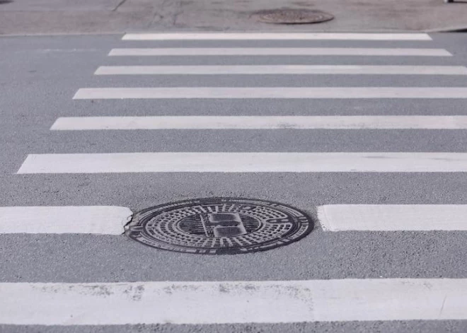 Ziepniekkalnā uz gājēju pārejas notriekts jaunietis – puisis izdzīvoja, bet viņam lauztas abas kājas. VIDEO