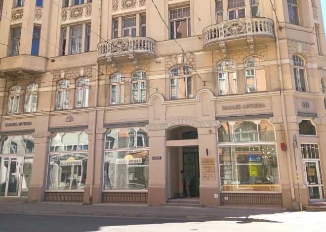 Rīgā atklāta piemiņas plāksne latviešu dzejniekam Aleksandram Čakam