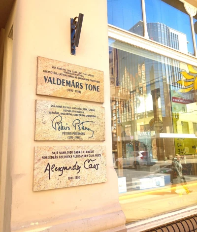 Rīgā atklāta piemiņas plāksne latviešu dzejniekam Aleksandram Čakam. Publicitātes foto