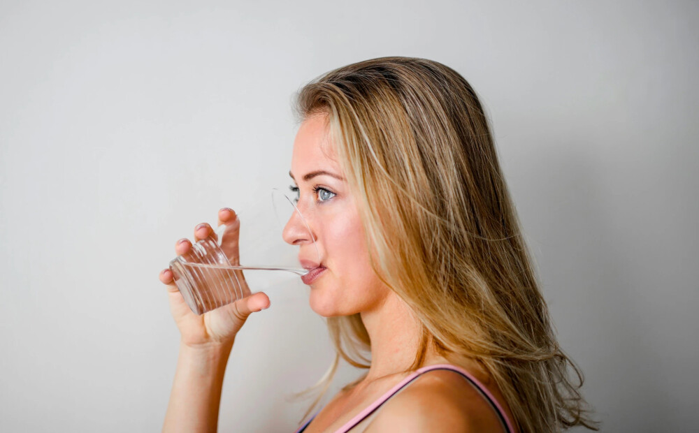 Cik daudz ūdens dienā jāizdzer? Eksperti skaidro, kāpēc astoņu glāžu noteikums nedarbojas