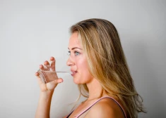 Cik daudz ūdens dienā jāizdzer? Eksperti skaidro, kāpēc astoņu glāžu noteikums nedarbojas