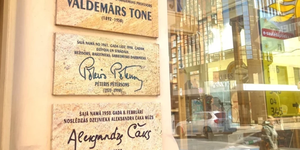 На улице Бривибас увековечили память Александра Чака.