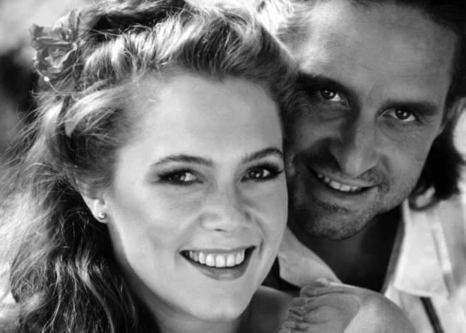 Как сейчас выглядит звезда фильма "Роман с камнем": Кэтлин Тернер внезапно появилась на красной дорожке