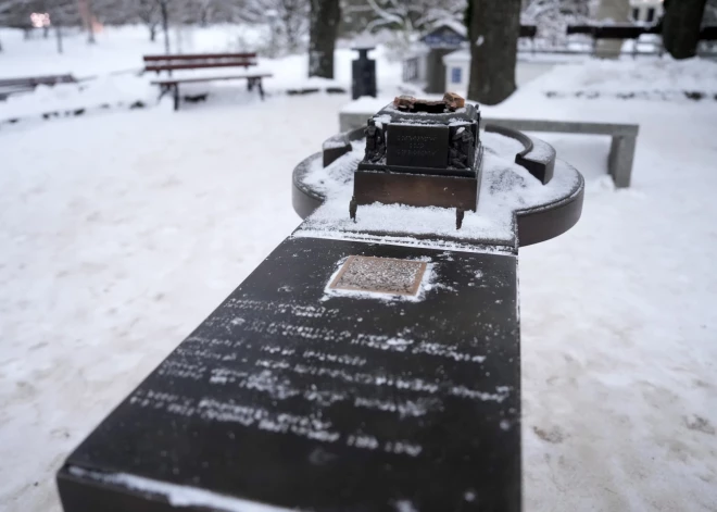 Taktilā Brīvības pieminekļa postītājs tiesāts jau 15. reizi un atkal nonācis cietumā