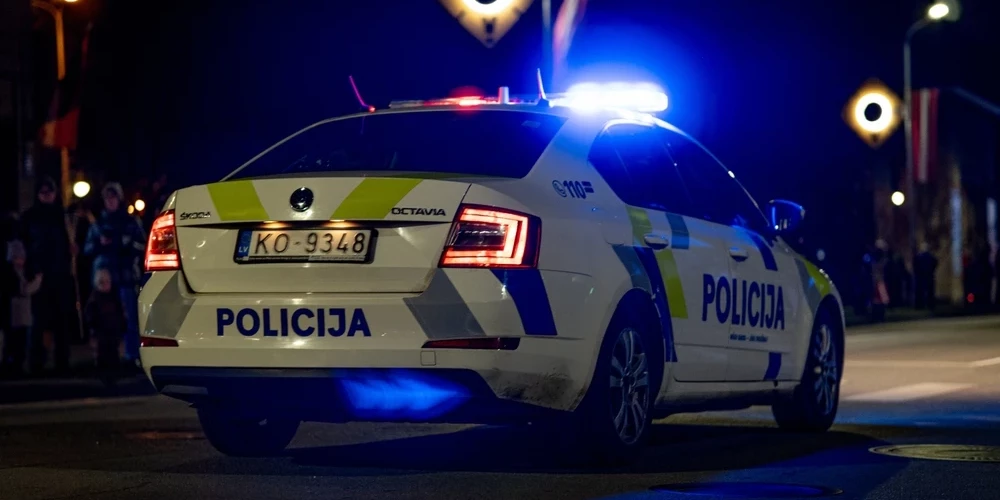 Policija vairākkārt prasīja jaunieti apturēt transportlīdzekli, bet viņš turpināja agresīvu braucienu.