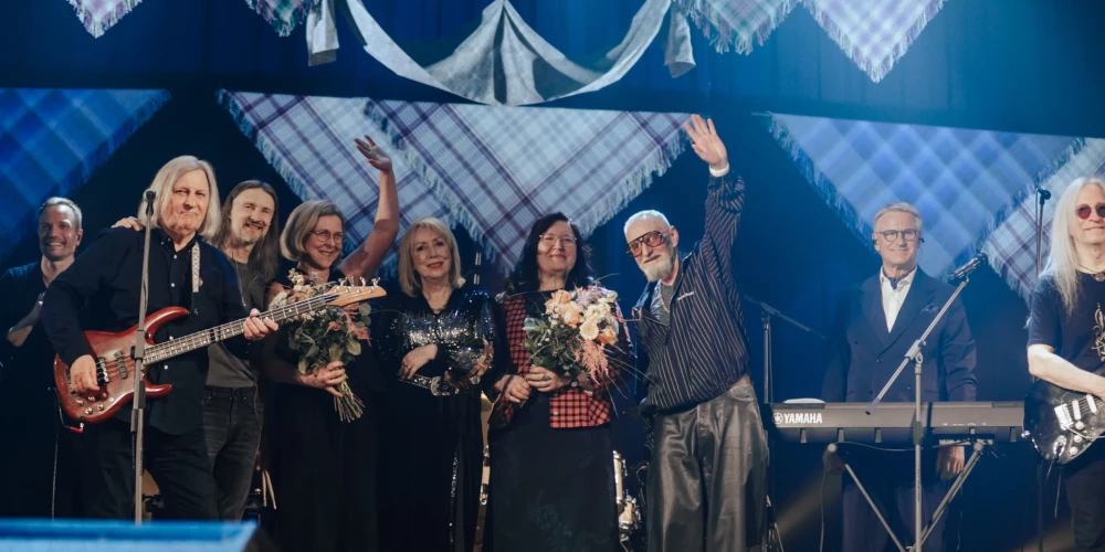 Rokkoncertā "Kaza kāpa debesīs", kas 2026. gada 23.aprīlī notika Līvānu kultūras namā, leģendārā komponista Jura Kulakova piemiņas vietas izveidei viņa dzimtajā pilsētā Līvānos savākti 15 tūkstoši eiro.