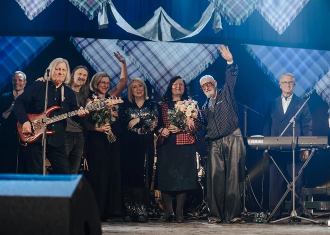 Rokkoncertā "Kaza kāpa debesīs", kas 2026. gada 23.aprīlī notika Līvānu kultūras namā, leģendārā komponista Jura Kulakova piemiņas vietas izveidei viņa dzimtajā pilsētā Līvānos savākti 15 tūkstoši eiro.