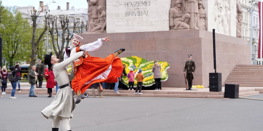 Рижан приглашают вместе создать «Цветочную Латвию» у памятника Свободы.