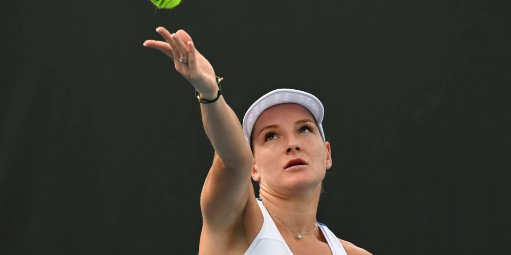 Latvias Darja Semenistaja serves against Czech Republic's Linda Noskova during their women's singles match on day two of the Australian Open tennis tournament in Melbourne on January 19, 2026. (Photo by Paul Crock / AFP) / -- IMAGE RESTRICTED TO EDITORIAL USE - STRICTLY NO COMMERCIAL USE --