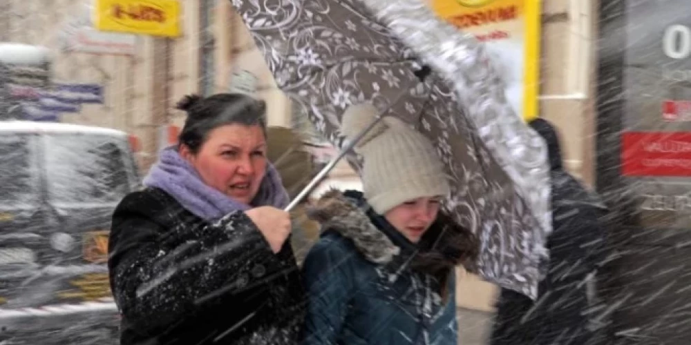 В воскресенье в Латвии возможны самые масштабные повреждения от ветра со времени бури 29 июля 2024 года, поэтому желательно отменить все мероприятия на открытом воздухе и поездки.