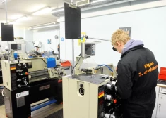 Реальная работа: большинство жителей Латвии хотели бы отправить молодежь в профтехучилища