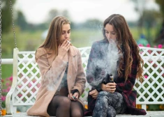 Eksperti: jauniešu atkarību mazināšanai jāvirzās no iebiedēšanas uz pierādījumos balstītu atkarību novēršanas politiku