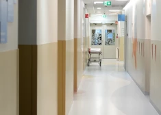 Traģēdija BKUS nonāk tiesā: medmāsu apsūdz bērnam paredzētu medikamentu sajaukšanā