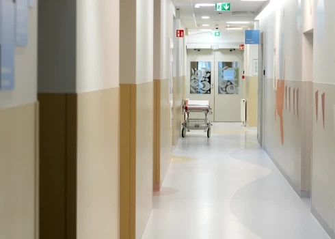 Tiesai nodod lietu pret BKUS medmāsu par bērna nāvi, sajaucot medikamentus.