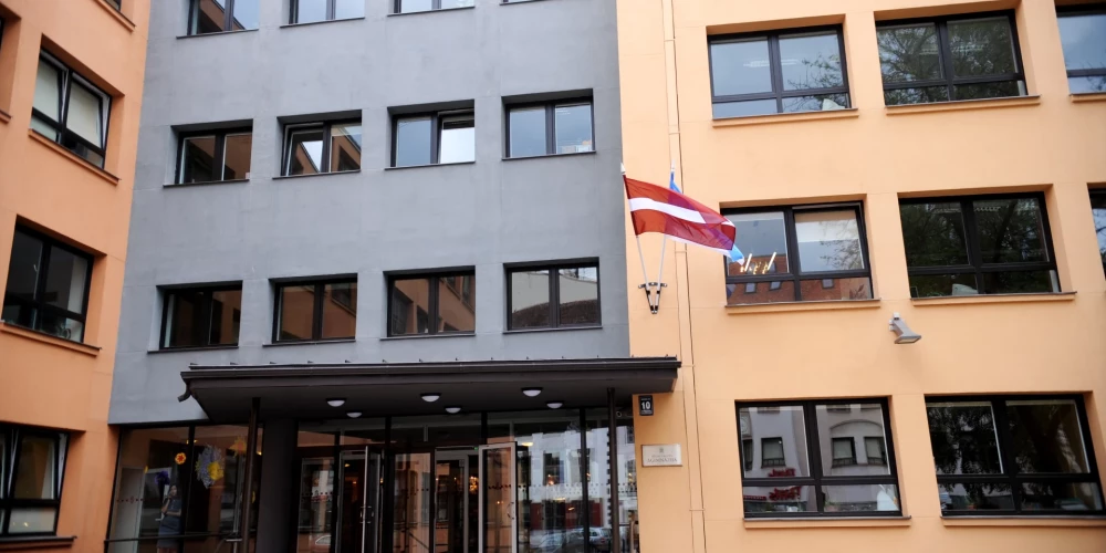 Rīgas domes un valsts karogs pie Rīgas Valsts 3. ģimnāzijas ēkas.