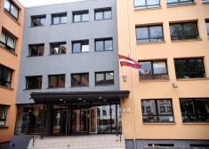 Rīgas Valsts 3. ģimnāzijas direktors palīdzējis aizturēt agresīvu jaunieti pie skolas