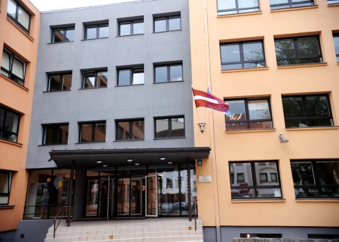 Rīgas domes un valsts karogs pie Rīgas Valsts 3. ģimnāzijas ēkas.